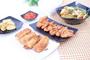 indonésio Comida. almoço cardápio, arroz com camarão e lado pratos foto