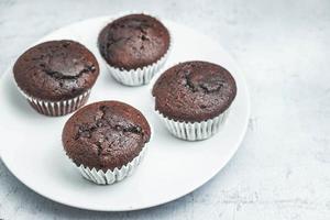 quatro muffins de chocolate foto