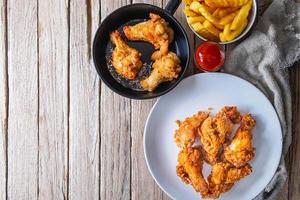 frango frito em uma mesa de madeira foto