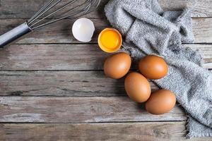 ovos frescos em uma mesa de madeira foto