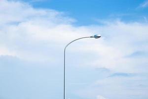lâmpada de rua e céu azul foto