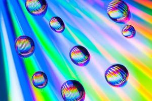gotas de água em uma superfície colorida foto