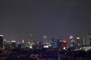 edifícios na cidade de Banguecoque à noite foto