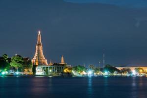 templo wat arun no crepúsculo foto