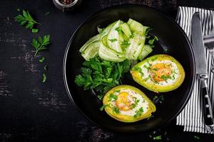 abacate cozido com ovo e fresco salada. vegetariano prato. topo visualizar, a sobrecarga. cetogênico dieta. ceto Comida foto