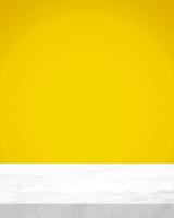 branco mármore mesa com amarelo bege gradiente fundo dentro social meios de comunicação imagem tamanhos, adequado para produtos fotografia pano de fundo, mostrar, e zombar acima. foto