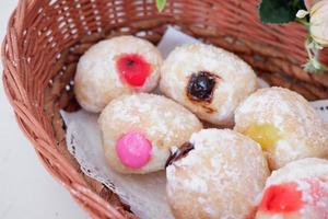 delicioso sabor preenchidas bola rosquinhas Como uma fundo foto