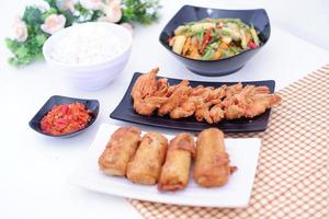indonésio Comida. almoço cardápio, arroz com camarão e lado pratos foto