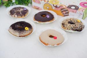 rosquinhas com delicioso Esmalte Como uma fundo foto