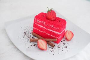 vermelho veludo bolo com delicioso morango foto