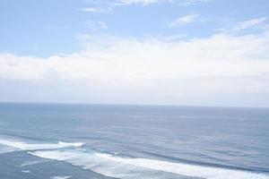 panorâmico atmosfera do uma lindo de praia com azul céu foto