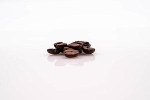 fundos do café feijões em uma branco fundo, pronto para estar terra para a café máquina ou moka Panela foto