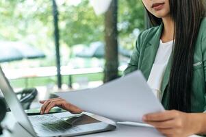 jovem mulher trabalhando no computador portátil na cafeteria foto