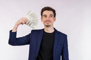 retrato de um homem alegre segurando notas de dólar sobre fundo branco foto
