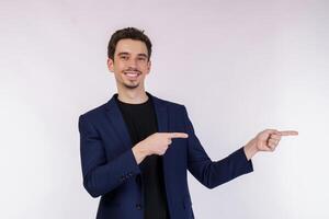 retrato do jovem empresário apontando o dedo para o espaço da cópia isolado no fundo branco do estúdio foto