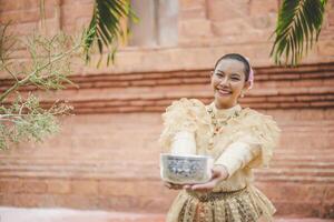 retrato mulher bonita no festival songkran com traje tradicional tailandês foto