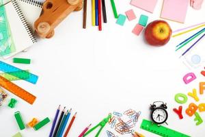 escola suprimentos multicolorido de madeira lápis, papel adesivos, papel clipes, lápis apontador foto