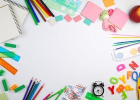 escola suprimentos multicolorido de madeira lápis, papel adesivos, papel clipes, lápis apontador foto