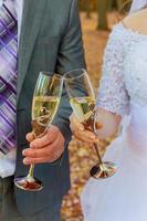 noivos segurando taças de champanhe para casamento foto
