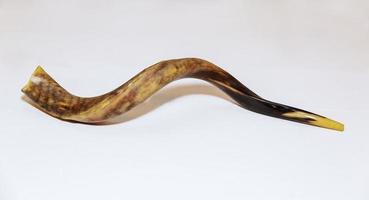 shofar a talit em fundo branco - conceito de feriado judaico de rosh hashaná foto