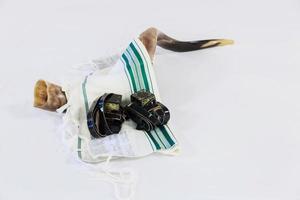 chifre de shofar em talit de oração branco. rosh hashaná foto