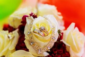 anéis de casamento closeup em um fundo padrão. foto