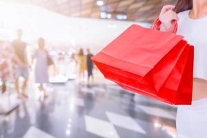 mulher com sacolas de compras. foto