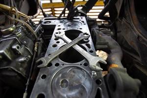 mercedes diesel motor reparar. mãos com uma mecânico reparação mercedes peças. desmontado velho motor. foto