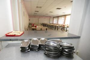 ferro pratos dentro a fundo do uma público jantar quarto.escola café da manhã dentro uma russo escola foto