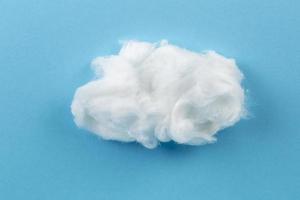 branco peça do algodão lã em uma azul fundo. delicado nuvem. foto