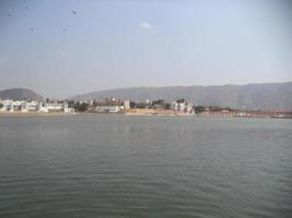 lago dentro frente uma cidade foto