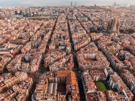 aéreo Visão do Barcelona cidade Horizonte e sagrada familia catedral às pôr do sol. foto