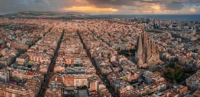 aéreo Visão do Barcelona cidade Horizonte e sagrada familia catedral às pôr do sol. foto