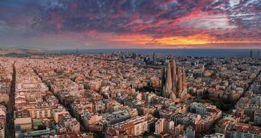 aéreo Visão do Barcelona cidade Horizonte e sagrada familia catedral às pôr do sol. foto