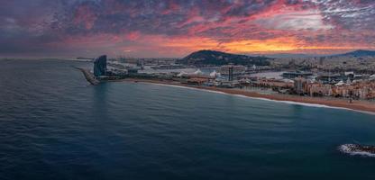 aéreo Visão do famoso barceloneta de praia com hotel luxo W Barcelona foto