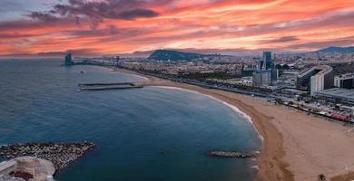 aéreo Visão do famoso barceloneta de praia com hotel luxo W Barcelona foto