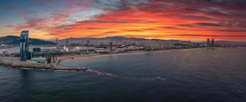 aéreo Visão do famoso barceloneta de praia com hotel luxo W Barcelona foto