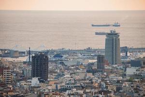 zangão tiro do navios Navegando em marinha e edifícios às a molhar de gregário foto