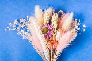 ramalhete do seco flores fechar acima em azul foto