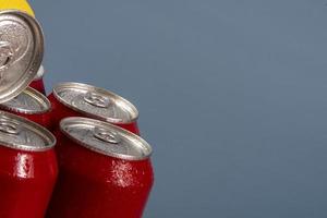 latas de refrigerante vermelhas frias com uma amarela para uso conceitual foto