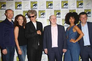 san diego 23 de julho - mark gatiss, michelle gomez, peter capaldi, matt lucas, pearl mackie, steven moffat na comic con domingo de 2017 na convenção internacional da comic con em 23 de julho de 2017 em san diego, ca foto