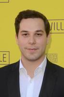 los angeles - 22 de abril - skylar astin no tapete vermelho da noite de abertura de belleville no teatro de pasadena em 22 de abril de 2018 em pasadena, ca foto