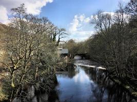 uma vista do rio calder na ponte de hebden foto