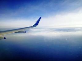 céu azul de um avião foto
