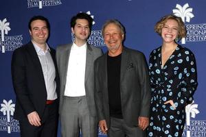 6 de janeiro de los angeles - matt ratner, ben schwartz, billy crystal e eliose mumford no piff em pé, caindo exibição no richards centr for the arts at palm springs high school em 6 de janeiro de 2020 em palm springs, ca foto