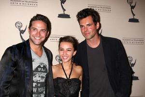 16 de junho de los angeles - brandon barash, lexi ainsworth, jason thompson chegando à academia de artes e ciências da televisão recepção do candidato ao emmy diurno no hotel sls em beverly hills em 16 de junho de 2011 em beverly hills, ca foto