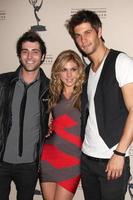 16 de junho de los angeles - freddie smith, kate mansi, casey jon deidrick chegando à academia de artes e ciências da televisão recepção do candidato ao emmy diurno no hotel sls em beverly hills em 16 de junho de 2011 em beverly hills, ca foto