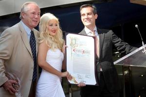 los angeles nov 15 - tom lebonge, Cristina aguilera, Eric Gracetti às a hollywood andar do fama Estrela cerimônia para Cristina aguilera às Difícil Rocha cafeteria calçada, hollywood e terras altas em novembro 15, 2010 dentro los anjos, ca foto