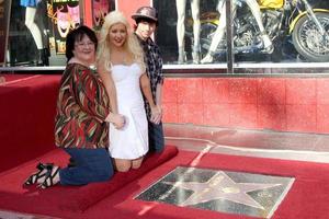 15 de novembro de los angeles - mãe shelly loraine fidler, christina aguilera, irmão michael na cerimônia de estrela da calçada da fama de hollywood para christina aguilera no hard rock cafe calçada, hollywood e highland em 15 de novembro de 2010 em los angeles, ca foto