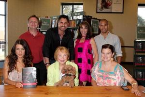 los angeles, 8 de julho - fila de trás - michael maloneu, don diamont, kate linder, bryton james primeira fila - jacqueline macinnes wood, lee p bell, joy, heather tom at the william j. bell biografia booksigning em barnes and noble em 8 de julho de 2012 na costa mesa, ca foto